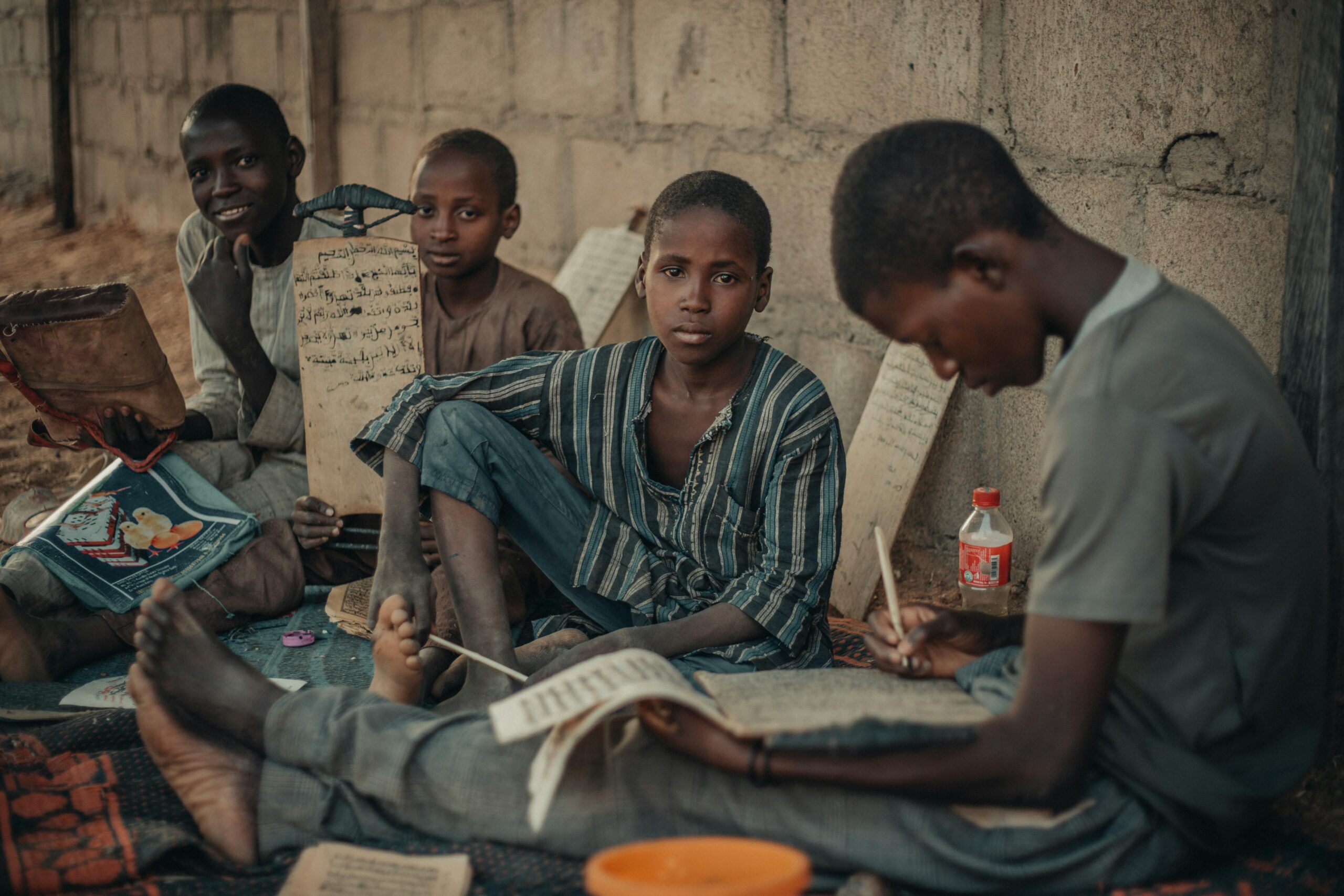 Afrikaanse jongens die leren